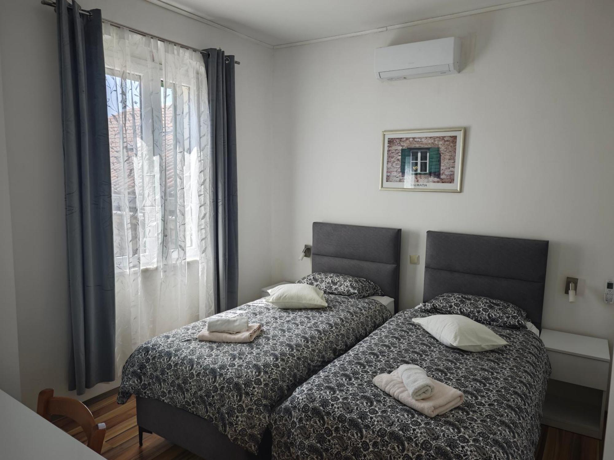 Apartment Central Old Town With Private Indoor Garage Parking 斯普利特 外观 照片