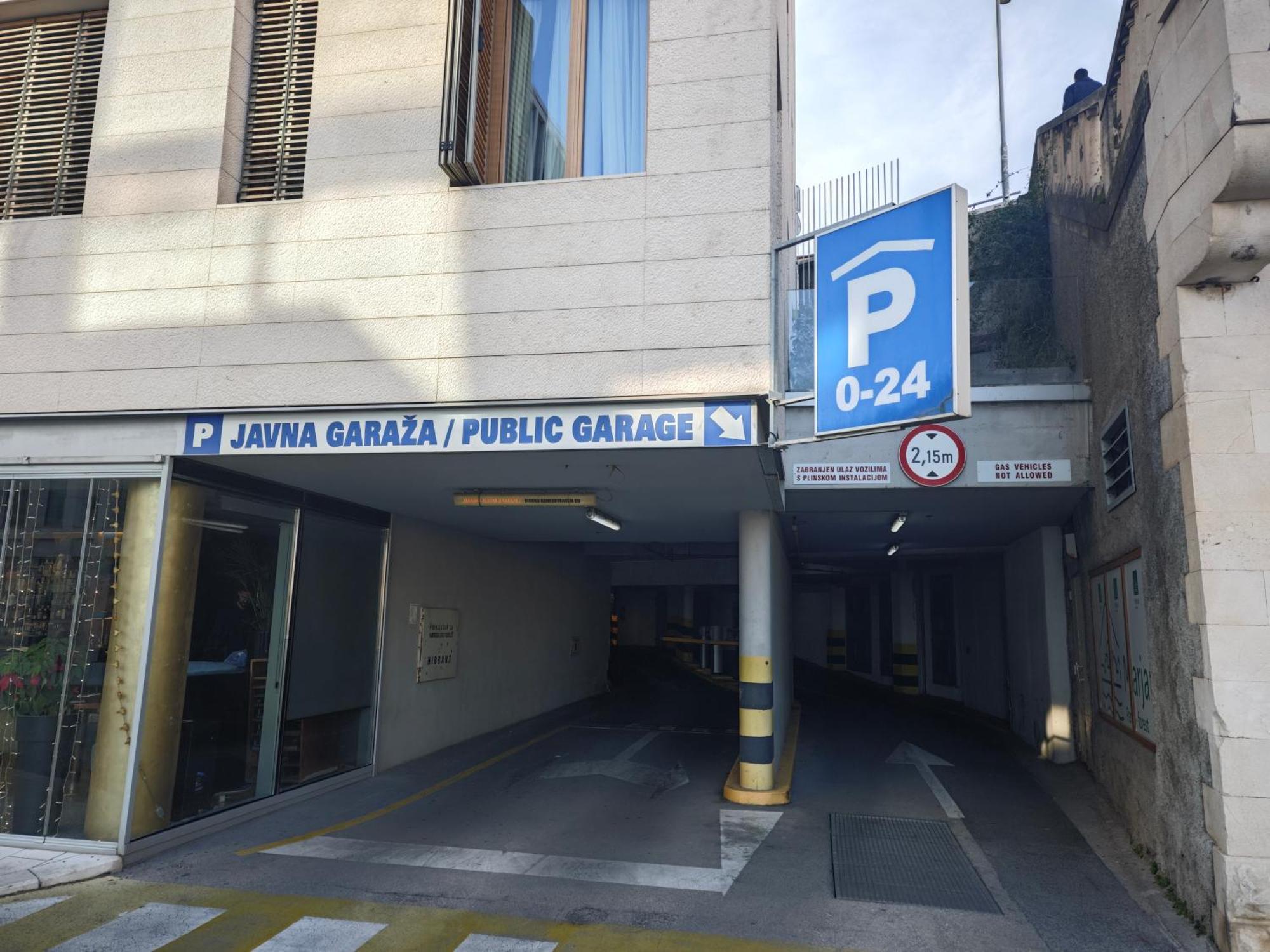 Apartment Central Old Town With Private Indoor Garage Parking 斯普利特 外观 照片