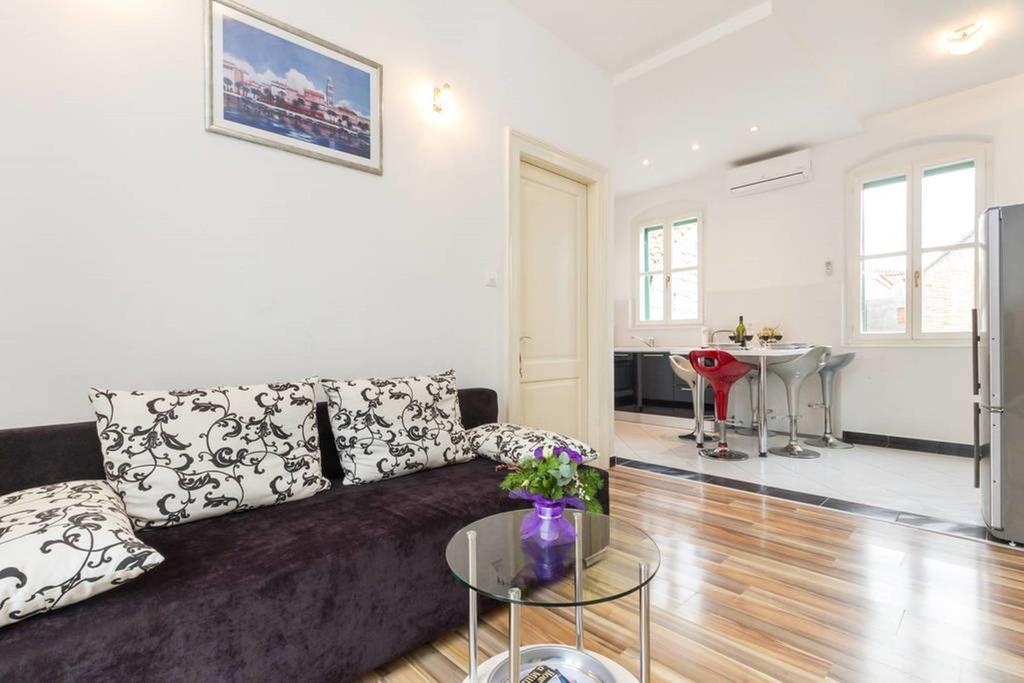 Apartment Central Old Town With Private Indoor Garage Parking 斯普利特 外观 照片